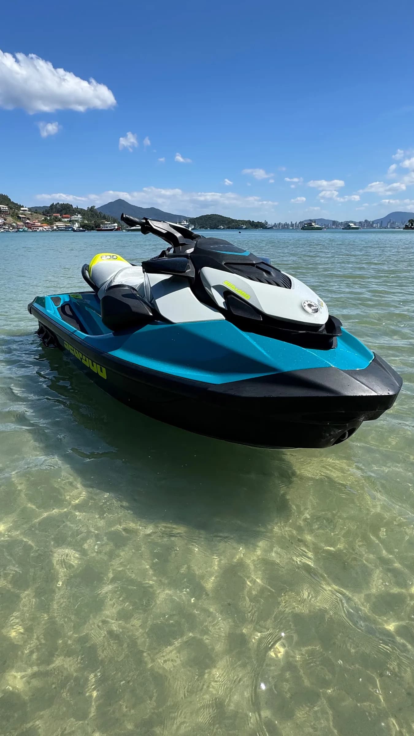 Vista frontal do jet ski turquesa sobre o mar