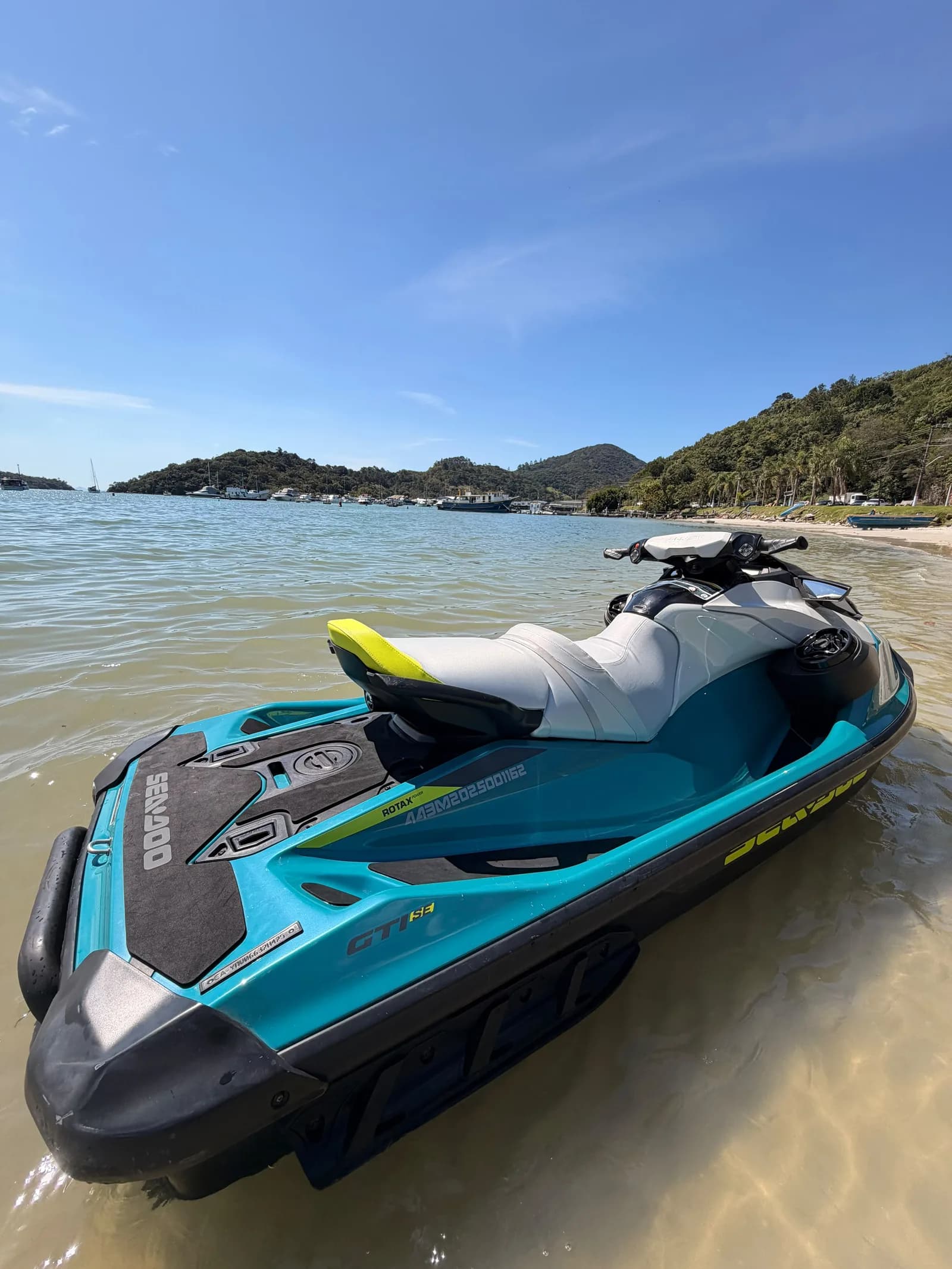 Traseira do jet ski turquesa